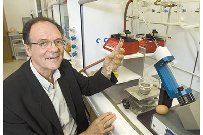 澳大利亚弗林德斯大学纳米科学与技术研究所科林·拉斯顿教授以及他们的涡旋射流装置